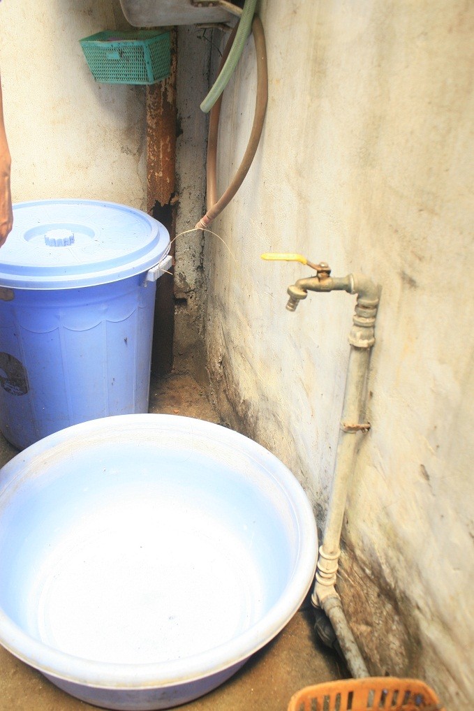 Gần 20 ngày nay, 45 hộ dân sinh sống tại tổ dân phố số 26, khu dân cư số 7, phường Quảng An, Tây Hồ, Hà Nội không có nước sạch để sử dụng.